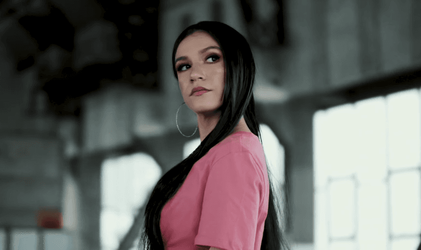 No teaser, Priscilla conversa com Jesus no telefone e questiona sobre as formas de comunicar o Evangelho. (Foto: Reprodução).