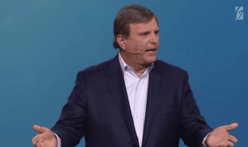 O pastor Jimmy Evans aponta várias passagens bíblicas que mostram o diabo tentando atacar a mente. (Foto: Reprodução)