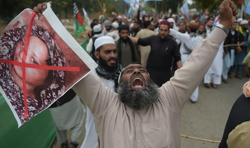 Extremistas islâmicos protestam, exigindo o enforcamento da cristã Asia Bibi. (Foto: WLRN)