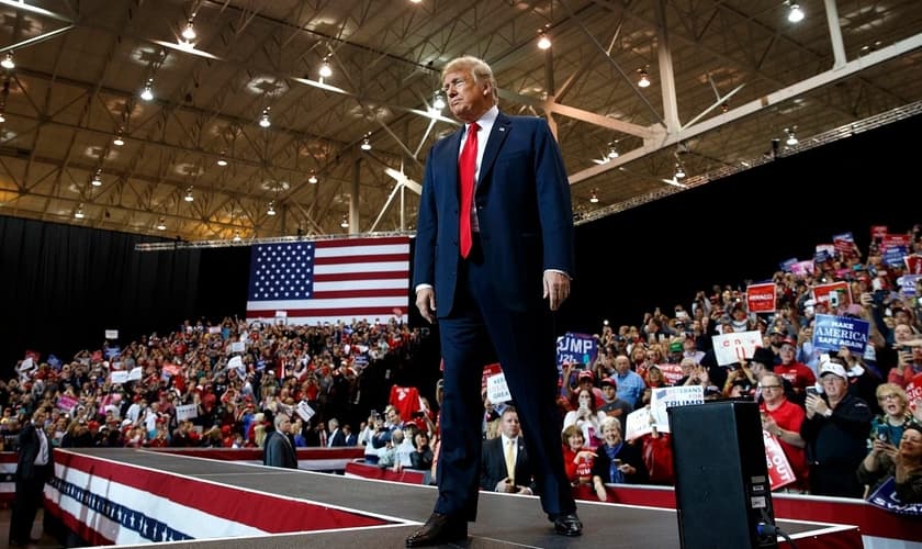 Donald Trump interrompeu o próprio discurso para pedir socorro a uma mulher que desmaiou em um de seus comícios. (Foto: Reprodução)