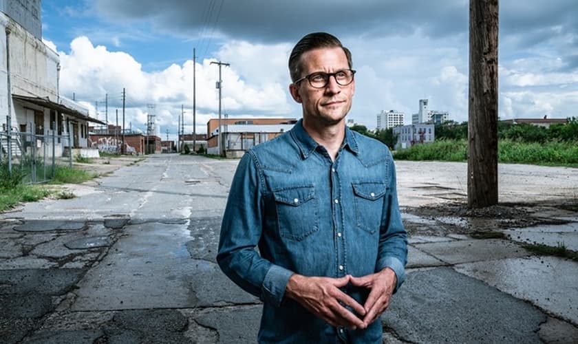 Heath Adamson teve uma forte experiência com Deus após ser evangelizado por um amigo. (Foto: Christianity Today)