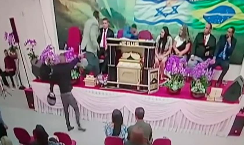 Pastor é baleado em culto na igreja Assembleia de Deus Templo dos Anjos. (Foto: Reprodução/TV Diário)