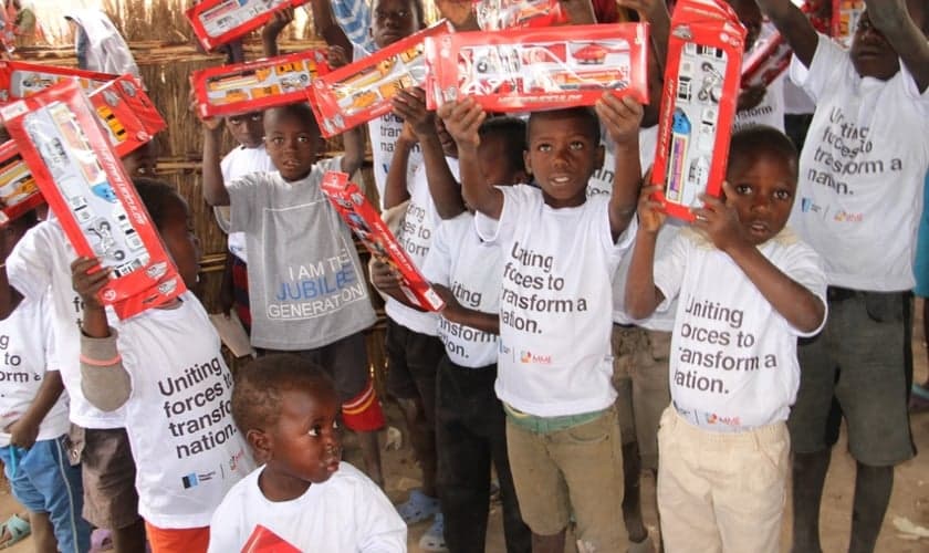 Crianças órfãs na aldeia de Hatone, na província de Chikwawa, ganharam presentes pela primeira vez. (Foto: Guiame/Marcos Corrêa)