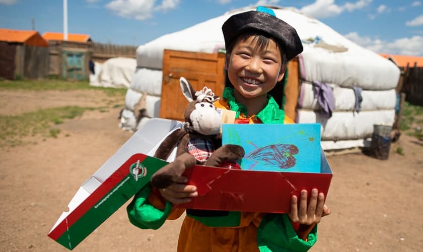 A chamada "Operação Criança" oferece presentes em caixas de sapato com brinquedos, roupas, material escolar e artigos de higiene. (Foto: Reprodução)