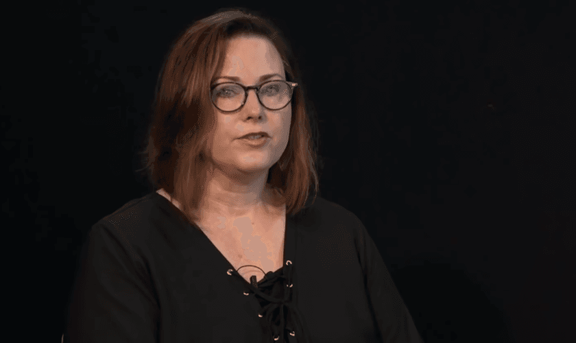 Carolyn passou a fazer parte do movimento feminista na faculdade, mas entendeu a verdadeira identidade da mulher na Bíblia. (Foto: Reprodução).