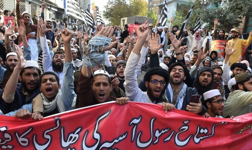 Radicais islâmicos têm exigido o enforcamento da cristã Asia Bibi, mesmo após o tribunal tê-la absolvido da pena de morte. (Foto: Sky News)