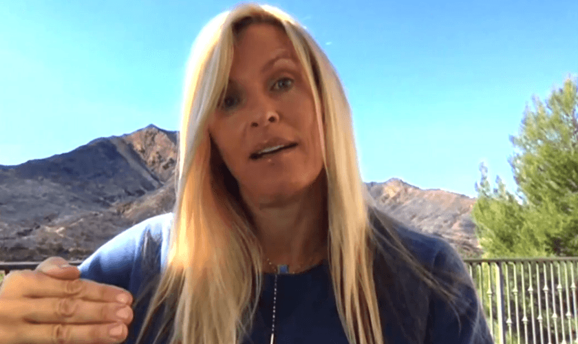 Brenda Epperson disse que começou a orar todo o Salmo 91 e o fogo parou exatamente no início de sua propriedade. (Foto: Reprodução)