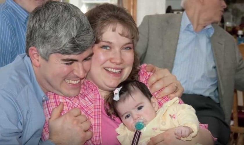 Stephanie perdeu o marido durante uma viagem missionária em Camarões, na África. (Foto: Reprodução)