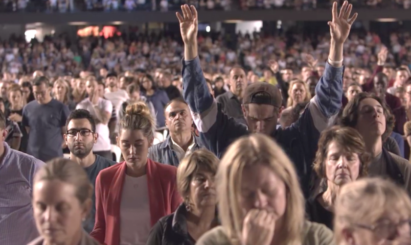 Milhares de cristãos se reuniram no final do evangelismo em um estádio para orar a Deus, na Austrália. (Foto: Reprodução).