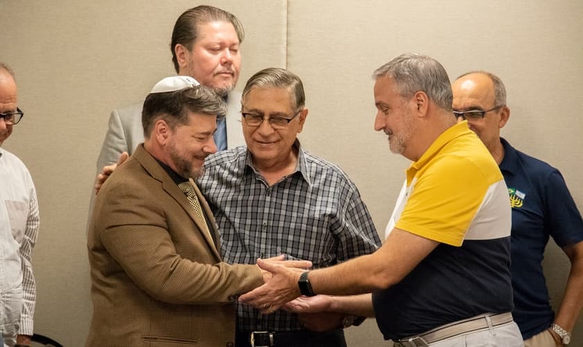 Apóstolo Joel Engel (à esquerda) foi recebido pelo Conselho Apostólico Brasileiro. (Foto: Guiame/Marcos Paulo Corrêa)