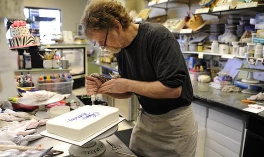 Jack Phillips foi processado por um casal homossexual, ofendido por grupos LGBT e recebeu diversas ameaças anônimas, após se recusar a fazer um bolo para um casamento gay. (Foto: Lindsay Pierce/The Denver Post)