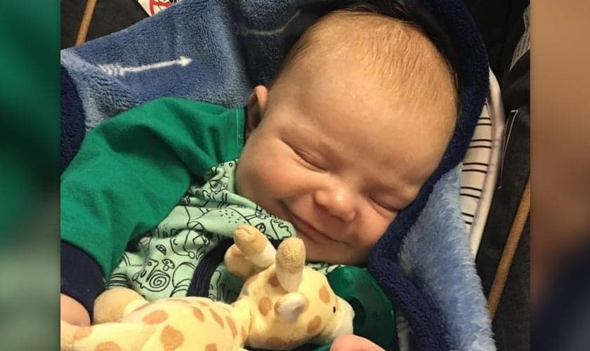 O filho de Jacob Sheriff nasceu sem batimentos cardíacos, sem pulso e não estava respirando. (Foto: Reprodução).