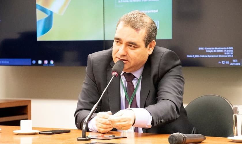 Rosenildo Figueiredo, assessor da suplência da Mesa Diretora da Câmara dos Deputados, falando a líderes evangélicos. (Foto: Guiame/Marcos Paulo Corrêa)