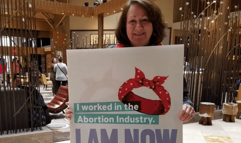 Depois de muitos anos vendo uma igreja orar em frente à clínica onde trabalhava, Sue Thayer foi atraída pela mensagem da vida. (Foto: Reprodução).