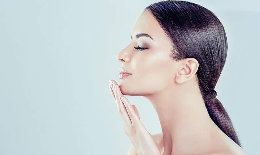 A bichectomia é realizada por meio de uma pequena incisão na cavidade oral. (Foto: Reprodução)