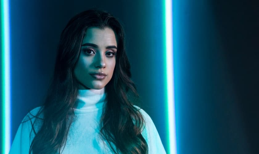 A artista conta que o single foi rapidamente finalizado e, musicalmente, revela sua identidade de forma singular. (Foto: Divulgação).