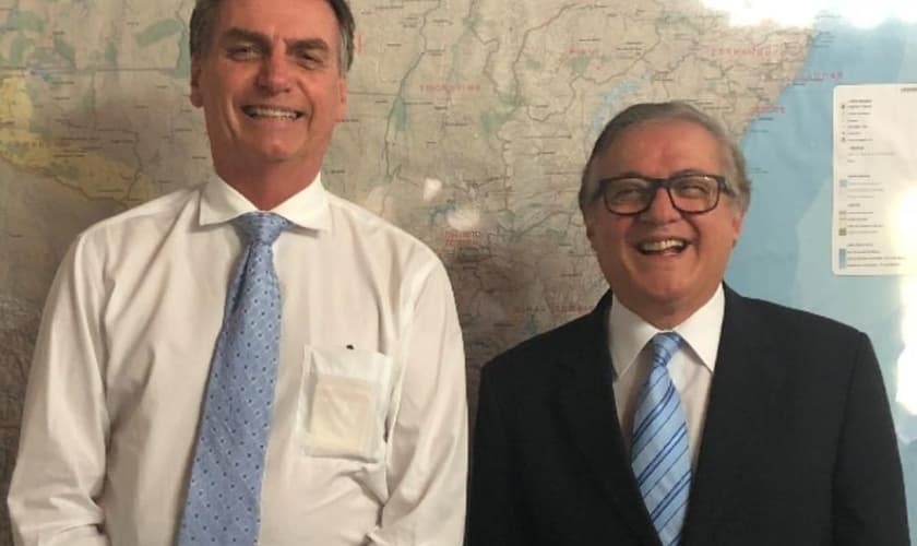 Presidente eleito Jair Bolsonaro ao lado do filósofo e professor Ricardo Vélez Rodríguez, escolhido ministro da Educação. (Foto: Divulgação)
