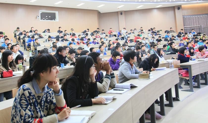Universidades do norte da China têm proibido estudantes, até mesmo de conversarem entre si sobre Jesus. (Foto: tanea.gr)