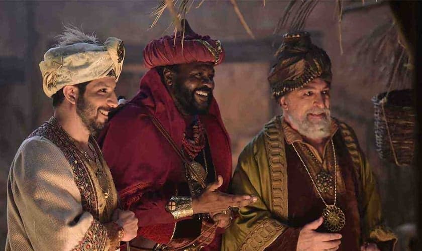 Cena de novela da Record, na qual Jesus recebe a visita dos Reis Magos. (Imagem: Rede Record)