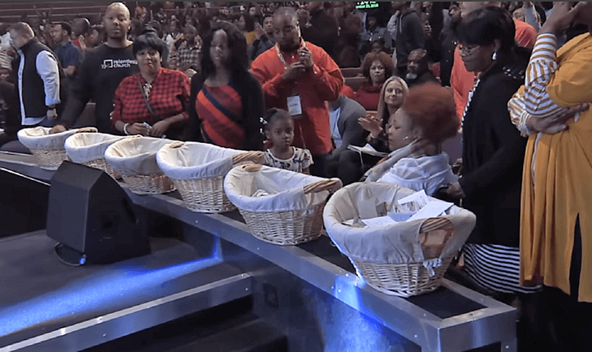 O pastor John Gray explicou que sentiu Deus pedindo que tomasse esta atitude durante o culto. (Foto: Reprodução)
