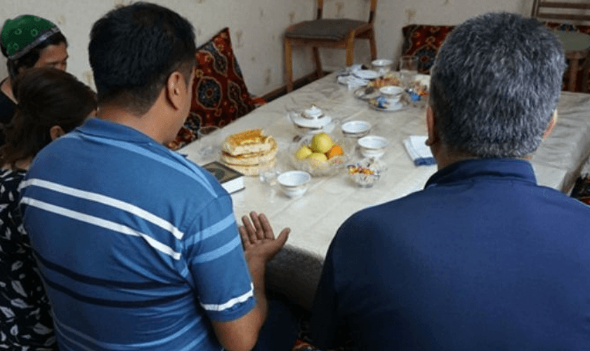 Ao chegarem na delegacia, os cristãos passaram horas sendo interrogados pela polícia. (Foto: Reprodução)