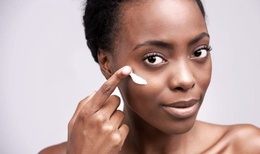 A pele negra é normalmente mais oleosa e isso causa maior propensão à acne. (Foto: Pexels/Reprodução)