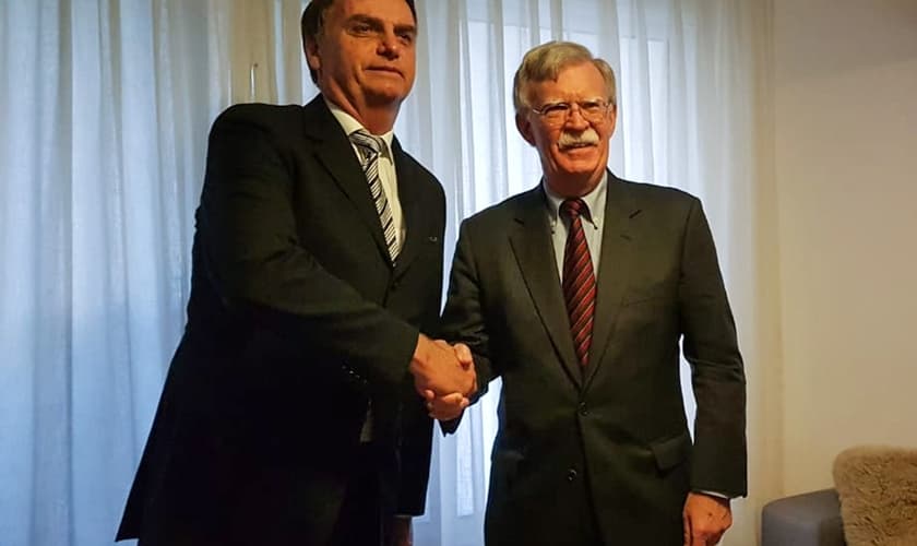 Presidente eleito Jair Bolsonaro ao lado de John Bolton, assessor da Casa Branca. (Foto: Jair Bolsonaro/Redes Sociais)