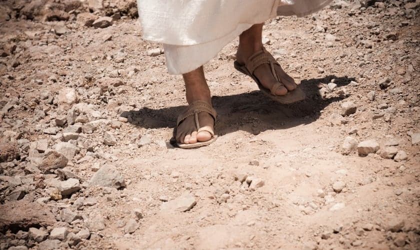 Sandálias também falam de movimento, de dinâmica. Falam sobre a poeira nos pés dos processos da vida. (Imagem: Youtube)