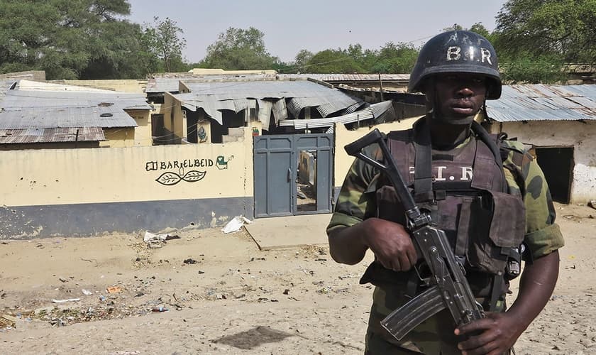 Soldado das forças especiais camaronenses. (Foto: Reuters/Bate Felix)