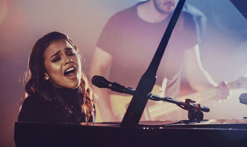 A cantora Julia Vitória conquistou milhares de seguidores nas redes sociais interpretando covers. (Foto: Divulgação)