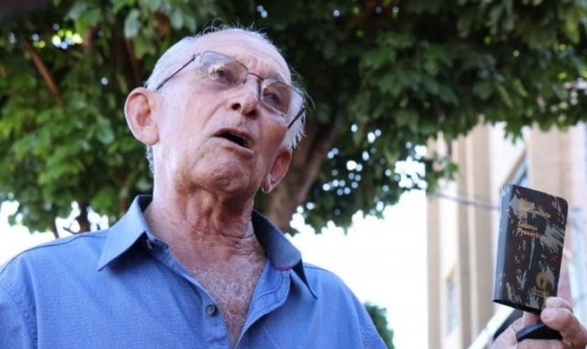 Sr. José dos Santos é militar aposentado e há cinco anos distribui Bíblias com o ministério dos Gideões Internacionais. (Foto: Henrique Kawaminami - Campo Grande News)