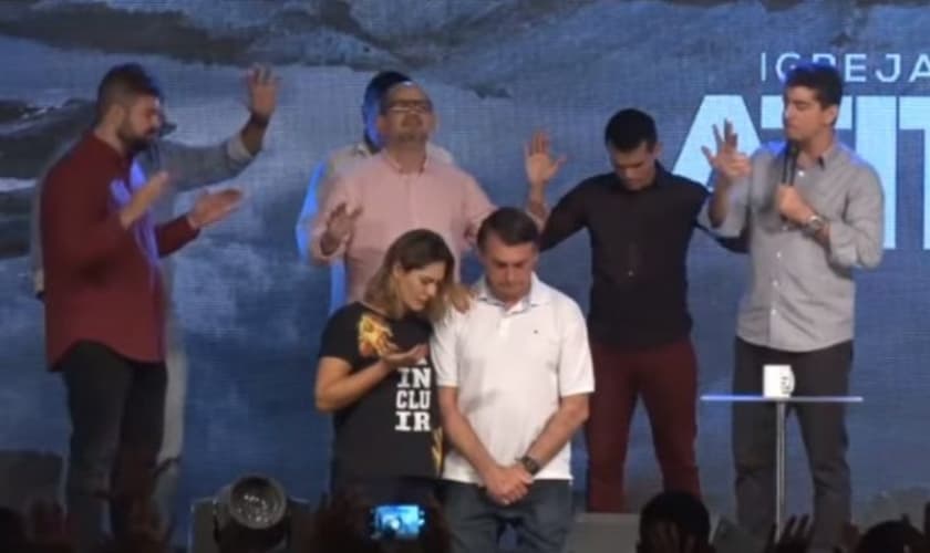 Josué Valandro ora pelo presidente eleito Jair Bolsonaro