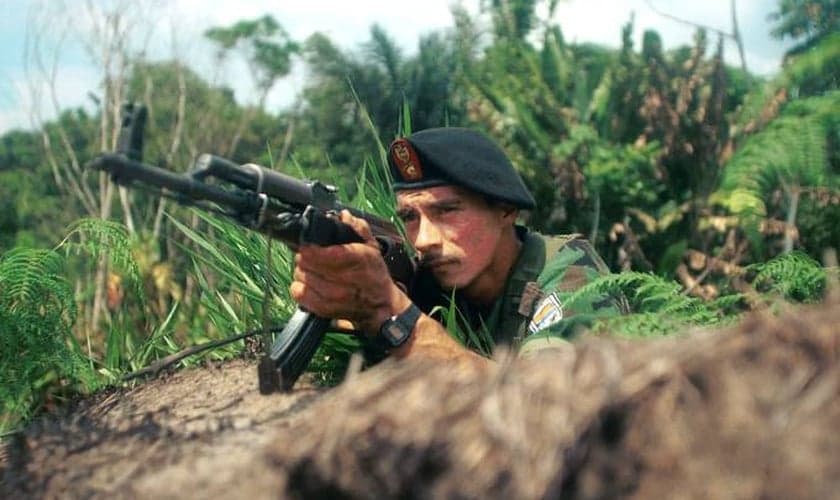 Guerrilheiro das Forças Armadas Revolucionárias da Colômbia (Farc) é fotografado na Colômbia. (Foto: Carlos Villalon/Getty Images)