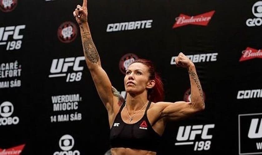Cris Cyborg é campeã do UFC e entra nos ringues de suas lutas com músicas gospel. (Foto: MMA4Ever)