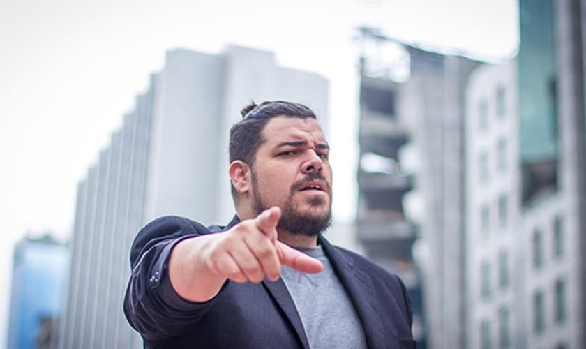 Cantor e comediante Daniel Araujo faz única apresentação em SP sobre o tema autoajuda com muito humor. (Foto: Divulgação)