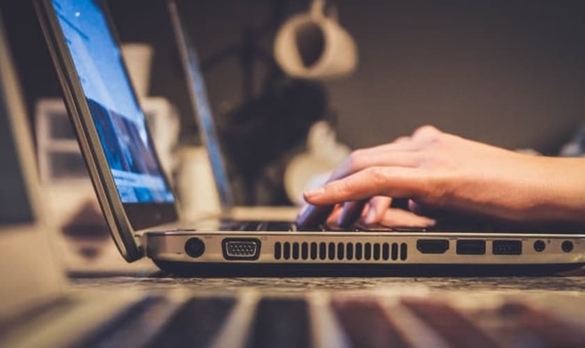 Há quem pense que não afeta a vida de outras pessoas quando "apenas assiste" pornografia na internet, mas pode estar sustentando um mercado criminoso. (Foto: John Schnobrich/Unsplash)