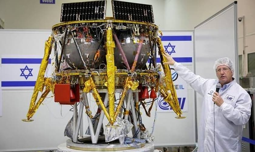 Apresentação da cápsula Gênesis (Beresheet) que levará símbolos nacionais de Israel e informações científicas e culturais à Lua. (Foto: Divulgação/SpaceIL)