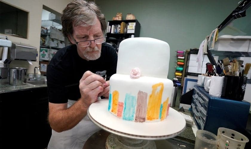 Confeiteiro Jack Phillips decora um bolo em sua loja, Masterpiece Cakeshop, em Colorado. (Foto: Rick Wilking/Reuters)