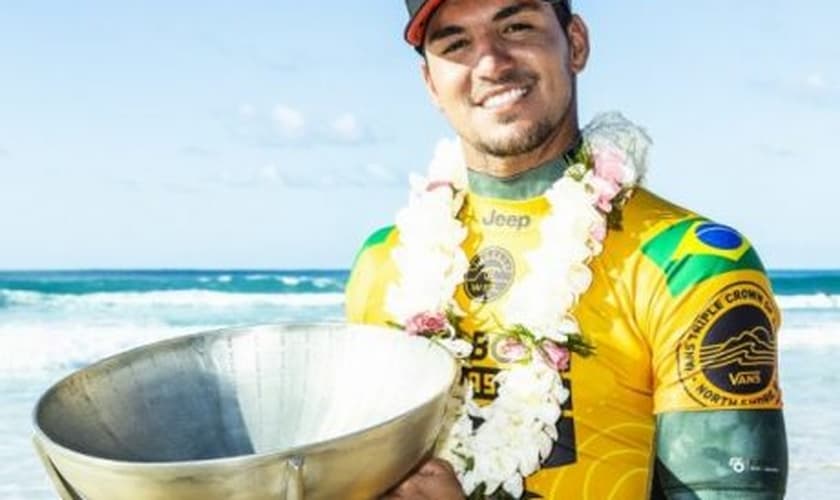 Gabriel Medina com seu troféu de bicampeão do Circuito Mundial de Surfe. (Foto: Kelly Cestari/World Surf League)