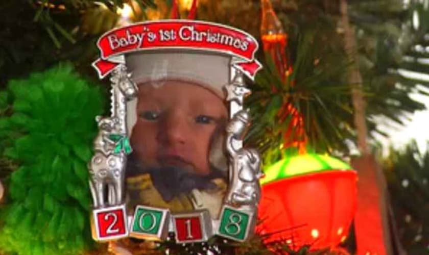 Cartão comemorativo do primeiro Natal de Lany Sorenson, de cinco meses, adotada pelo pastor Aaron Sorenson e sua esposa Kristen. (Foto: Reprodução/ABC News)
