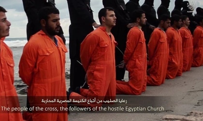 Militantes do Estado Islâmico com seus prisioneiros cristãos etíopes ao longo de uma praia na Líbia antes de suas execuções por decapitação. (Foto: Reprodução/YouTube)