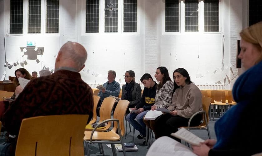 Igreja na Holanda recebe ajuda para manter cultos que impedem família armênia de ser deportada. (Foto: Dmitry Kostyukov/The New York Times)