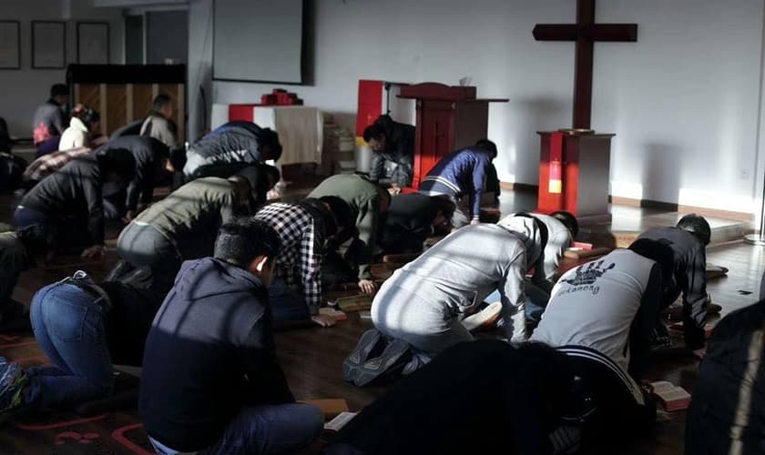 Membros da igreja Early Rain Covenant Church em momento de oração. (Foto: Reprodução/Facebook)