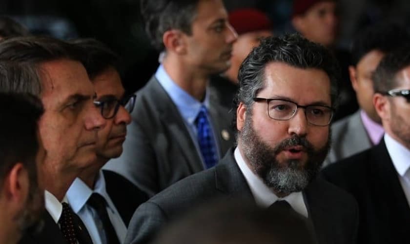 O presidente eleito, Jair Bolsonaro, e o futuro ministro das Relações Exteriores, Nelson Ernesto Araújo. (Foto: Jorge William/Agência O Globo)