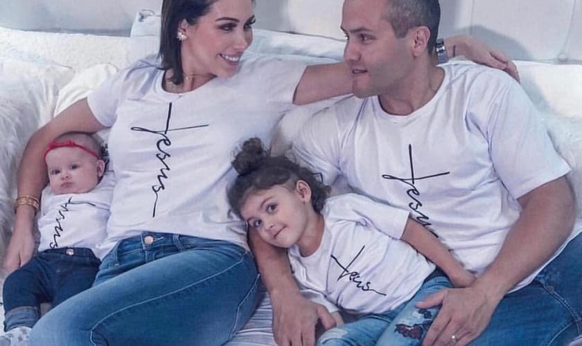 Bella Falconi e família: unidos pela fé em Jesus. (Foto: Reprodução/Instagram)
