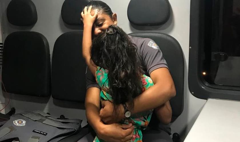 Foto de Eloah orando pela soldado Rosena Gottardo em Iguape, litoral de São Paulo. (Foto: Arquivo Pessoal)