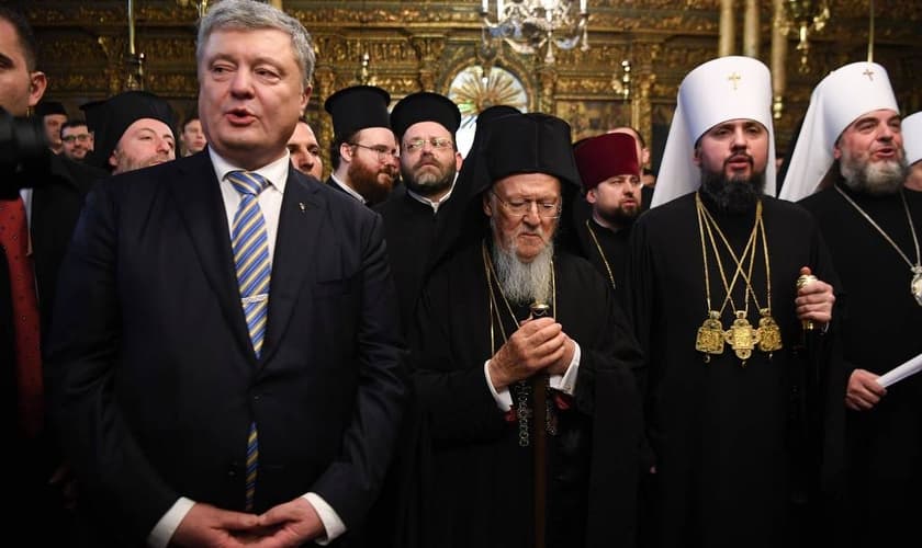Poroshenko (à esquerda), o patriarca Bartolomeu I (centro) e o metropolitano Epifânio em Istambul (à direita). (Foto: Ozan Kose/AFP).