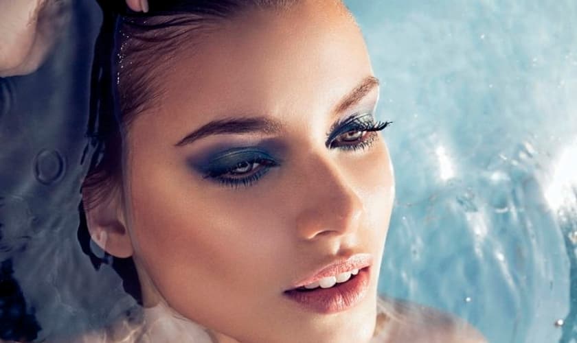 Com alguns truques e os produtos certos é possível driblar os efeitos de calor. (Foto: Reprodução/Claudia)