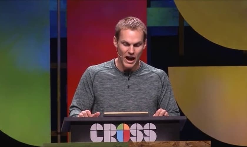 David Platt, pastor da igreja McLean Bible, durante pregação na Conferência Cross19, em Kentucky. (Foto: Reprodução/YouTube).