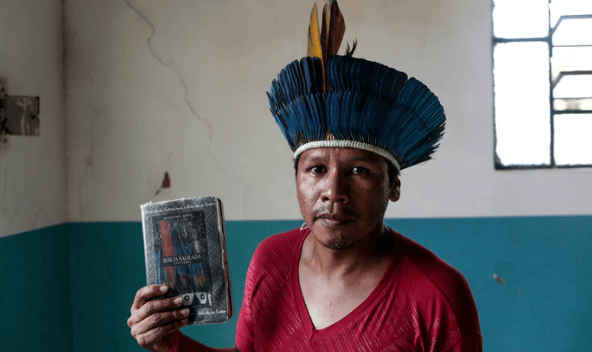 Pastor Edimar Pereira na igreja que lidera na aldeia Córrego do Meio, onde a população é majoritariamente evangélica. (Foto: Ian Cheibub/Folhapress)